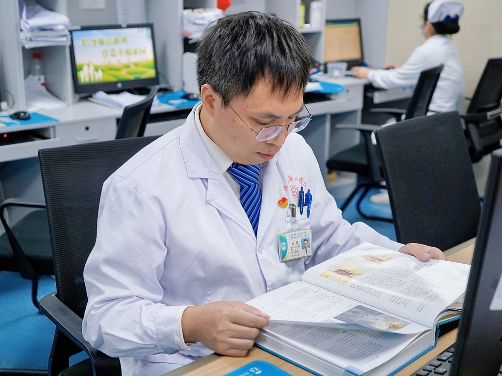 在老师的鼓励和父母的支持下,李亮从小便立志要当一名医生,本科毕业于